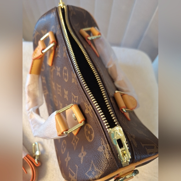 Unlisted -- Mono Satchel - Picture 5 of 8